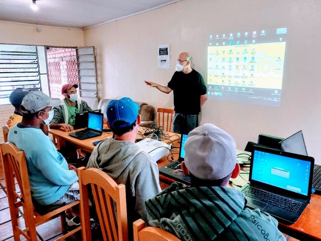 Curso de Informática é ministrado a pessoas em situação de rua em Taquara