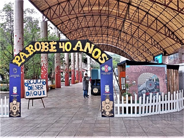 Exposição na Praça 1º de Maio Celebra os 40 anos de Parobé
