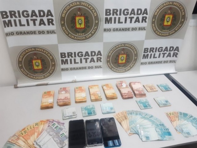 Brigada Militar apreende explosivos, dinheiro e carro roubado durante operação 