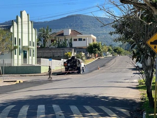 Rua Rodeio Bonito recebe pavimentao asfltica e trecho da Rua da Bica capeamento asfltico