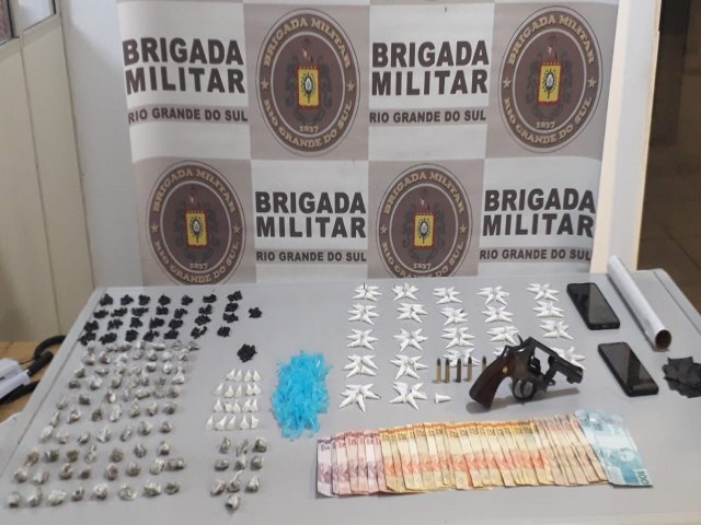 BM de Taquara prende dois homens por trfico de drogas e porte ilegal de arma de fogo