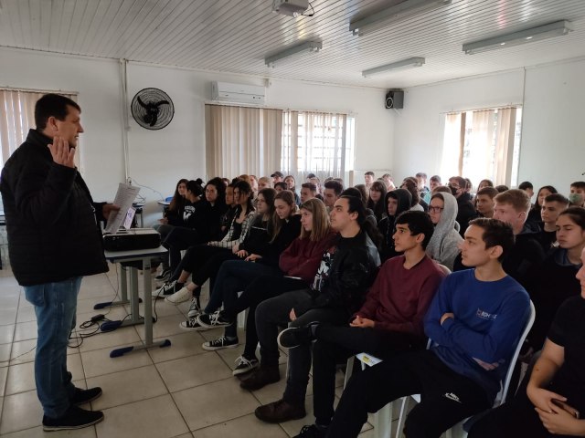 FGTAS/SINE realiza palestras para alunos do Ensino Mdio da Escola Souza Cruz sobre o mercado de trabalho em Rolante