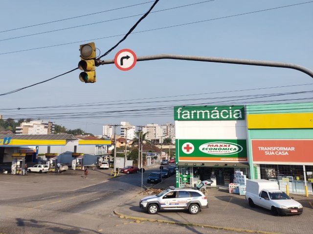 Diretoria de Trnsito de Taquara substitui placas de sinalizao na Avenida Sebastio Amoretti