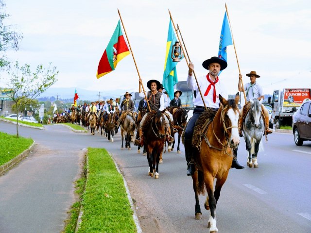 14 Festejos Farroupilhas do Paranhana inicia com a cavalgada de conduo da Chama Crioula em Taquara