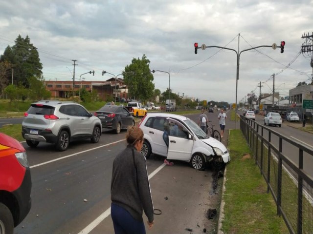 Acidente entre caminho e carro deixa trs feridos em Taquara