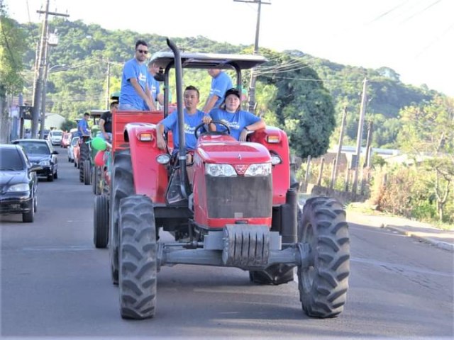 Desfile de Produtores Rurais da 17Festa da Melancia de Parobtomou conta do centro da cidade