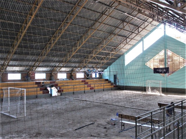 Ginsio Municipal de Esportes Dcio Francisco da Costa est em reforma