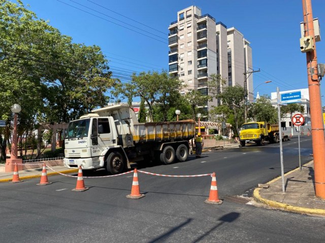 Trecho da Rua Tristo Monteiro em frente  prefeitura estar bloqueado nesta quarta-feira