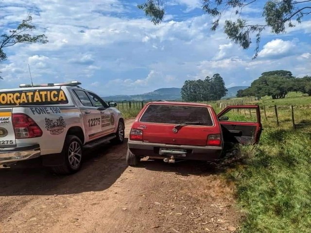 BM prende trio com carro furtado aps roubo em posto de combustvel 