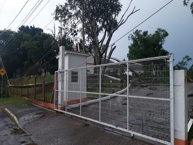 Mais de 90 residncias sofreram destelhamento em Taquara aps o temporal desta quinta-feira