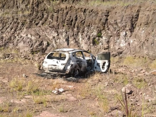 Corpo  encontrado dentro de carro queimado no interior de Taquara