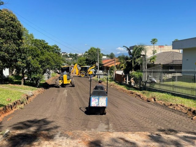 Secretaria de Obras e Servios inicia os trabalhos de pavimentao em via do Bairro Fogo Gacho
