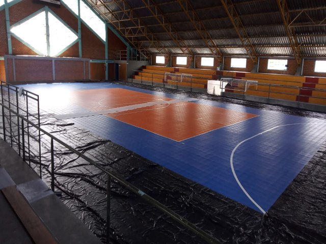 Ginsio Municipal de Parob recebe piso flutuante modular esportivo e nova pintura 