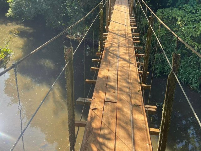 Secretaria de Obras e Servios realiza consertos em ponte pnsil no interior de Taquara