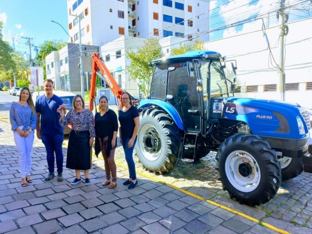 Novo trator roadeira  adquirido pela Prefeitura de Taquara