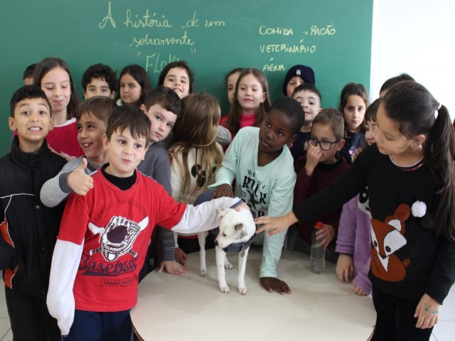 Cachorrinhos visitam estudantes parobeenses e incentivam adoo