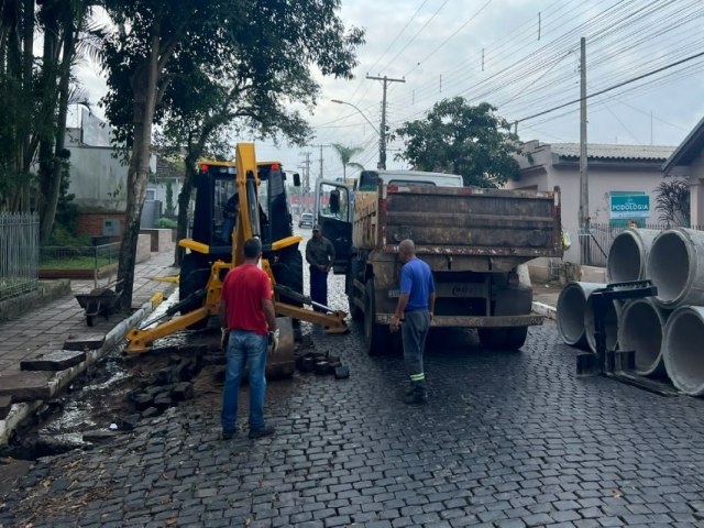 Trecho da Rua Pinheiro Machado  bloqueado para a colocao de novos canos