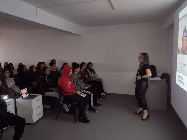 Estudantes assistem palestra sobre empreendedorismo em Parob 