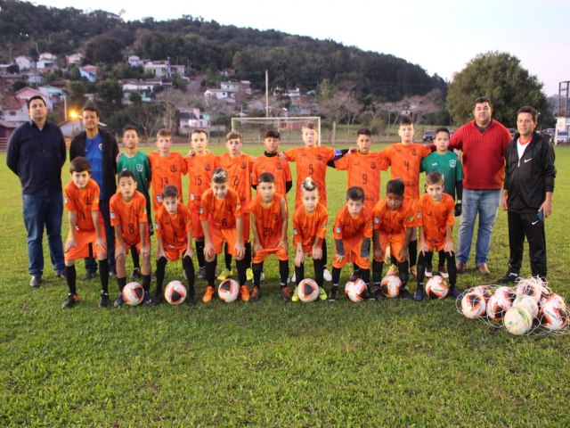 Escolinhas de futebol de Parob contam com novos uniformes e materiais esportivos