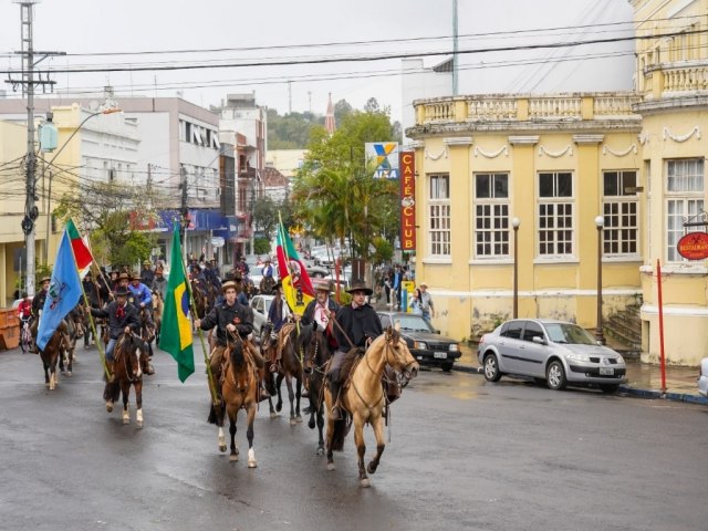 Desfile da Chama Crioula abre a programao do 15 Festejos Farroupilhas do Paranhana em Taquara