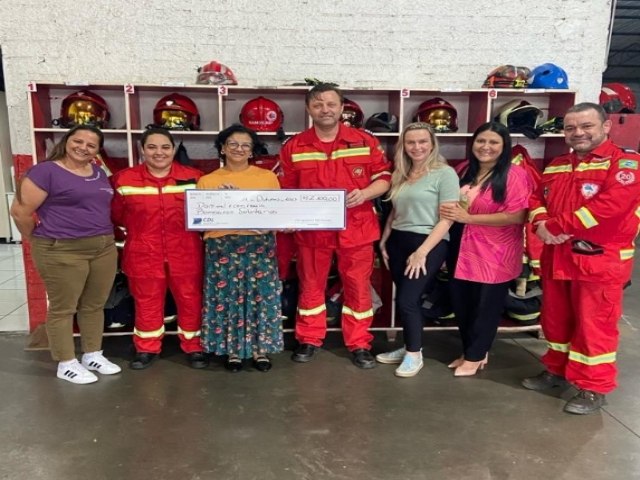 Ncleo de Mulheres Empreendedoras entrega mais de R$ 4 mil para bombeiros de Igrejinha e Trs Coroas