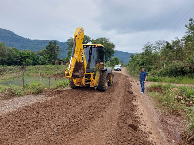 Secretaria de Obras de Rolante realiza recuperao de estradas vicinais