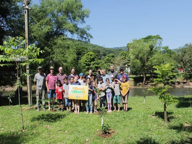 Alunos da Escola Rui Barbosa plantam rvores frutferas