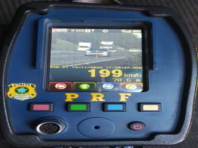 PRF flagra motorista dirigindo a 199 km/h na Freeway