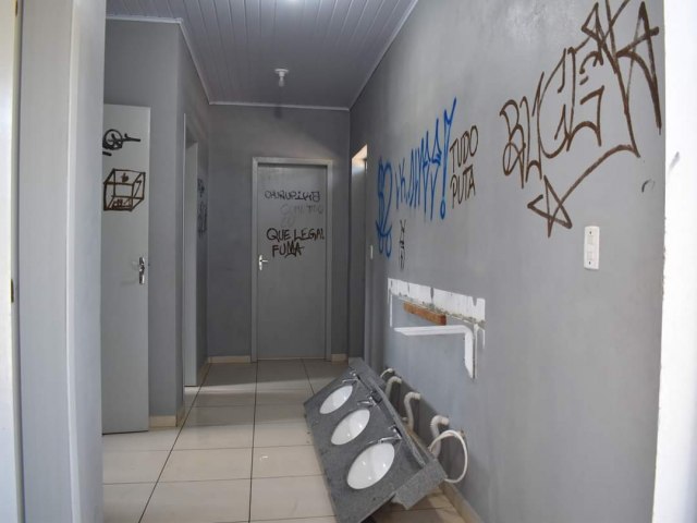 Banheiros pblicos no Loteamento da Bica so alvos de vandalismo