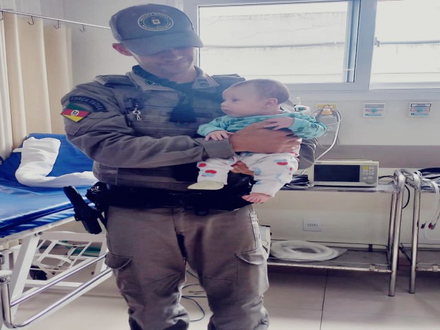 Policiais militares realizam salvamento de beb de um ms