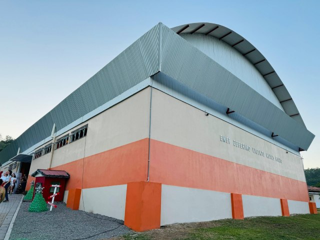 Ginsio da Escola Zeferino Vicente Neves Filho  inaugurado no interior de Taquara