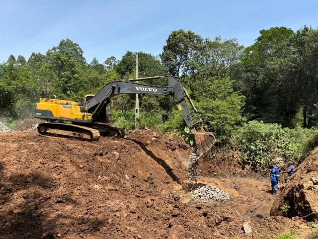Iniciada reconstruo da ponte seca na localidade de Vila Teresa