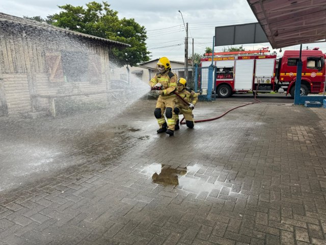 Corpo de Bombeiros realiza simulao de evacuao para casos de incndio em escola de Parob