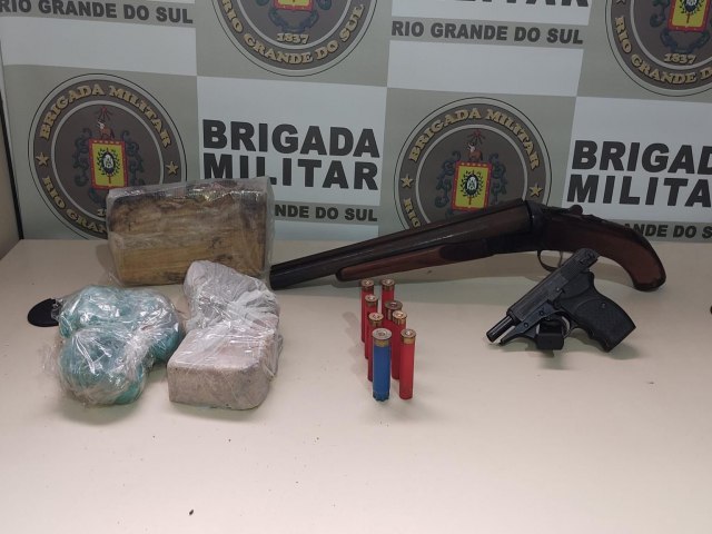 Brigada Militar prende homem com armas e drogas
