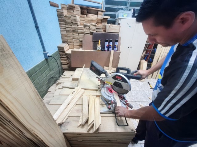 Lar Padilha produz rodos para ajudar na limpeza das casas das famlias afetadas pelas enchentes