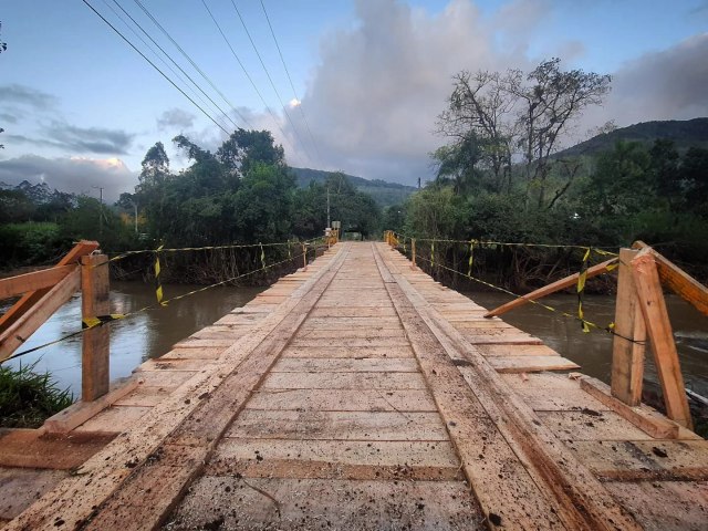 Mais uma ponte  reconstruda provisoriamente com apoio da comunidade de Padilha