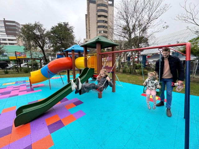 Revitalizada, pracinha de brinquedos da Praa 1 de Maio  entregue a comunidade