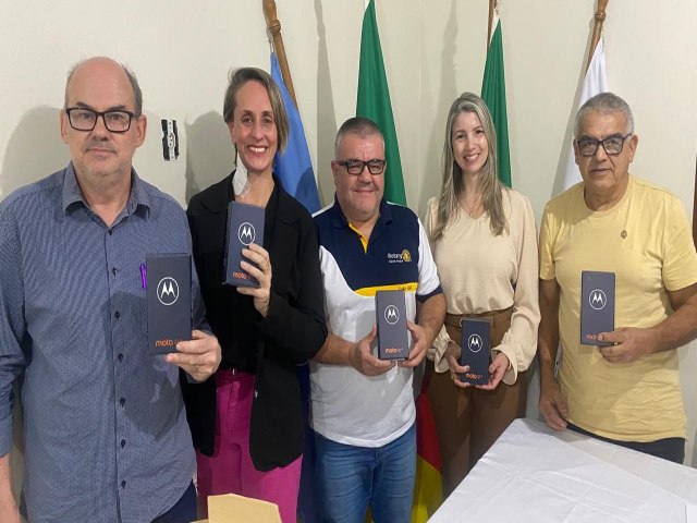 Rotary Club de Parob realiza doao de 46 aparelhos celulares para a Secretaria Municipal de Educao