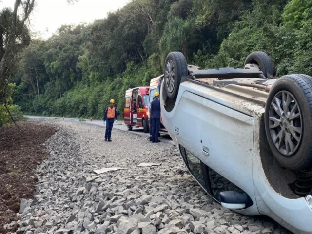 Quatro pessoas ficam feridas aps carro capotar em Taquara