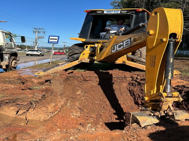 Corsan repara rede rompida por obras da prefeitura para normalizar abastecimento em dez bairros de Taquara