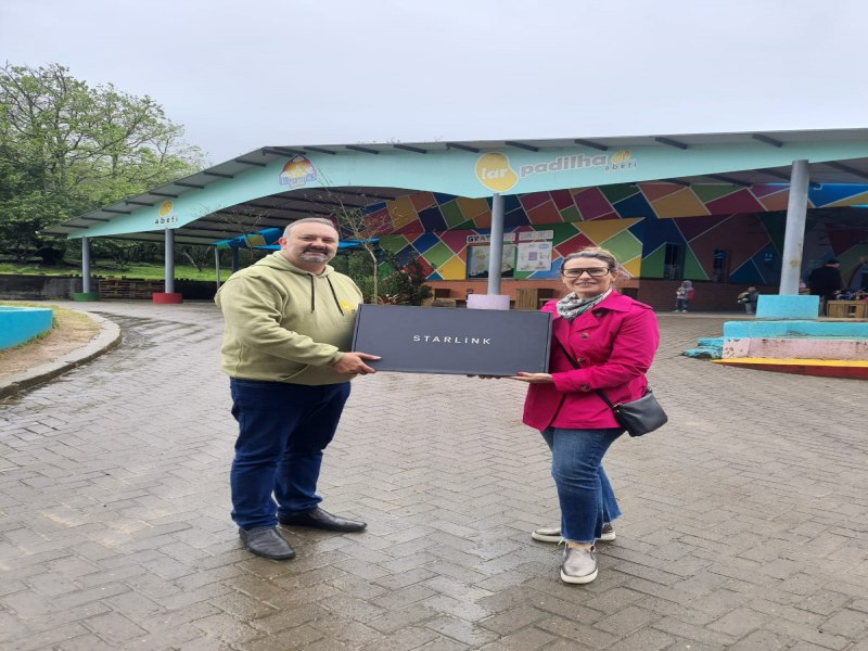 Lar Padilha recebe doao de antena de internet via satlite para uso compartilhado com a comunidade