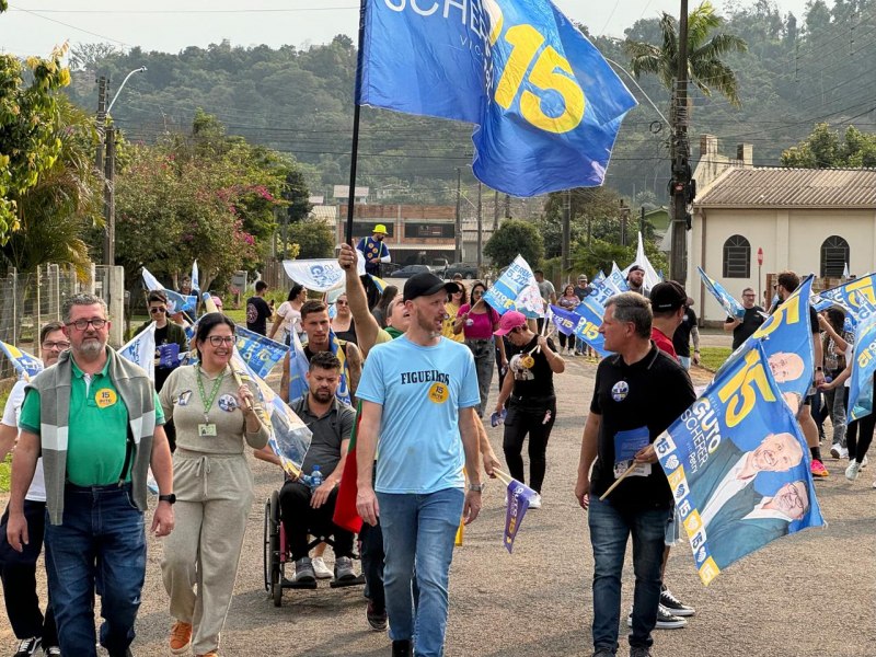 Guto e Petry entregam plano de governo e fazem caminhadas nos bairros