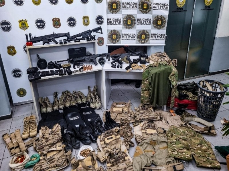 Trio  preso com arsenal de armas e granadas em operao conjunta