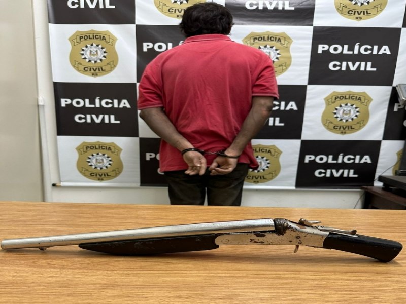 Homem  preso em flagrante por posse de arma de fogo em Taquara 