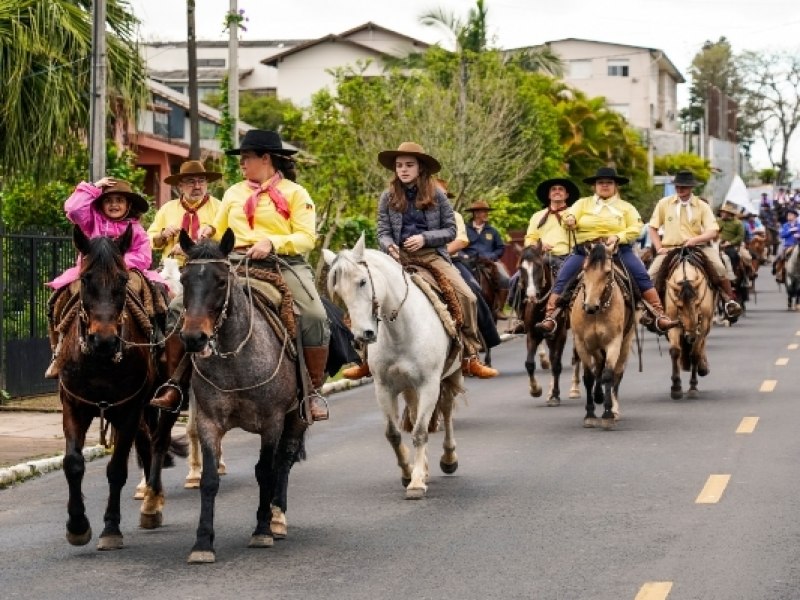 Desfile da Chama Crioula rene cavalarianos da regio em Taquara