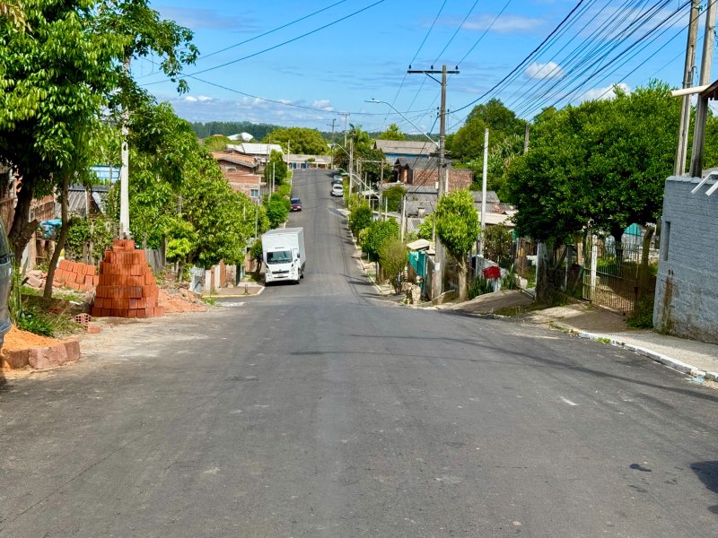 Quatro ruas do Bairro Empresa recebem camada asfltica em Taquara