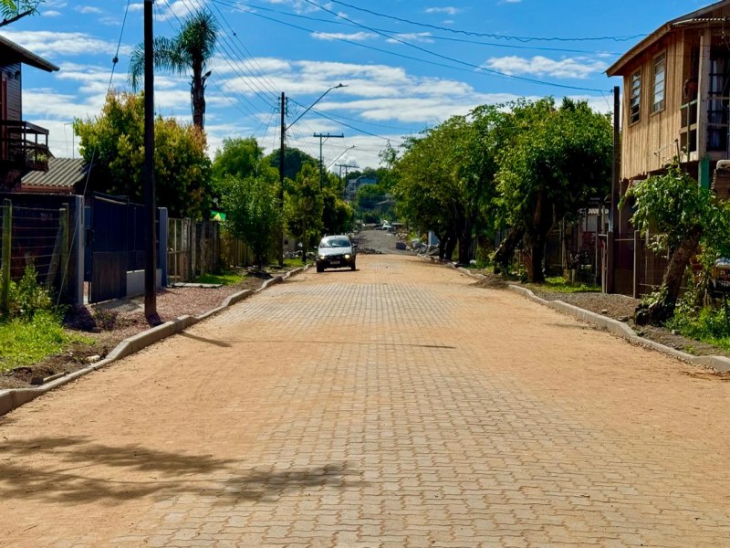 Pavimentao com blocos de concreto  realizada em ruas do loteamento Olaria em Taquara