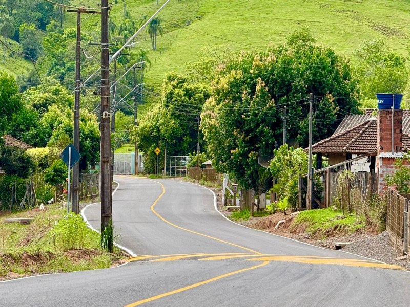 Trechos de estradas do interior de Taquara recebem asfaltamento