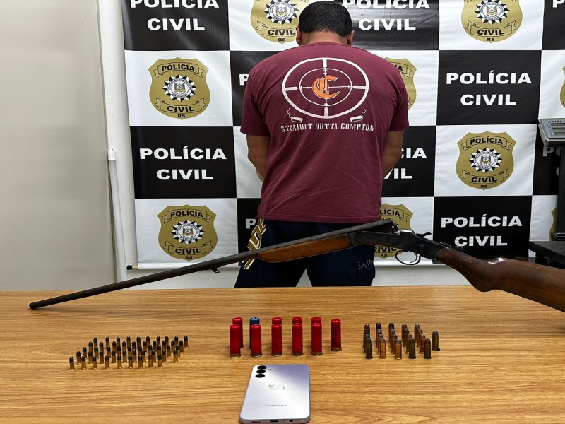 Homem  preso por posse de arma de fogo