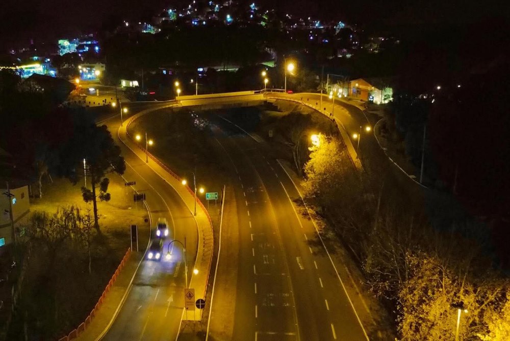 Conclu�da nova ilumina��o p�blica na passarela do viaduto da ERS-115 em Gramado